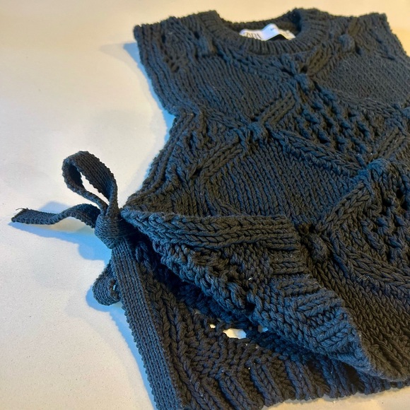 ❤️SOLD❤️Zara Women's Black crochet side tie sleeveless crop sweater size small - Picture 5 of 7